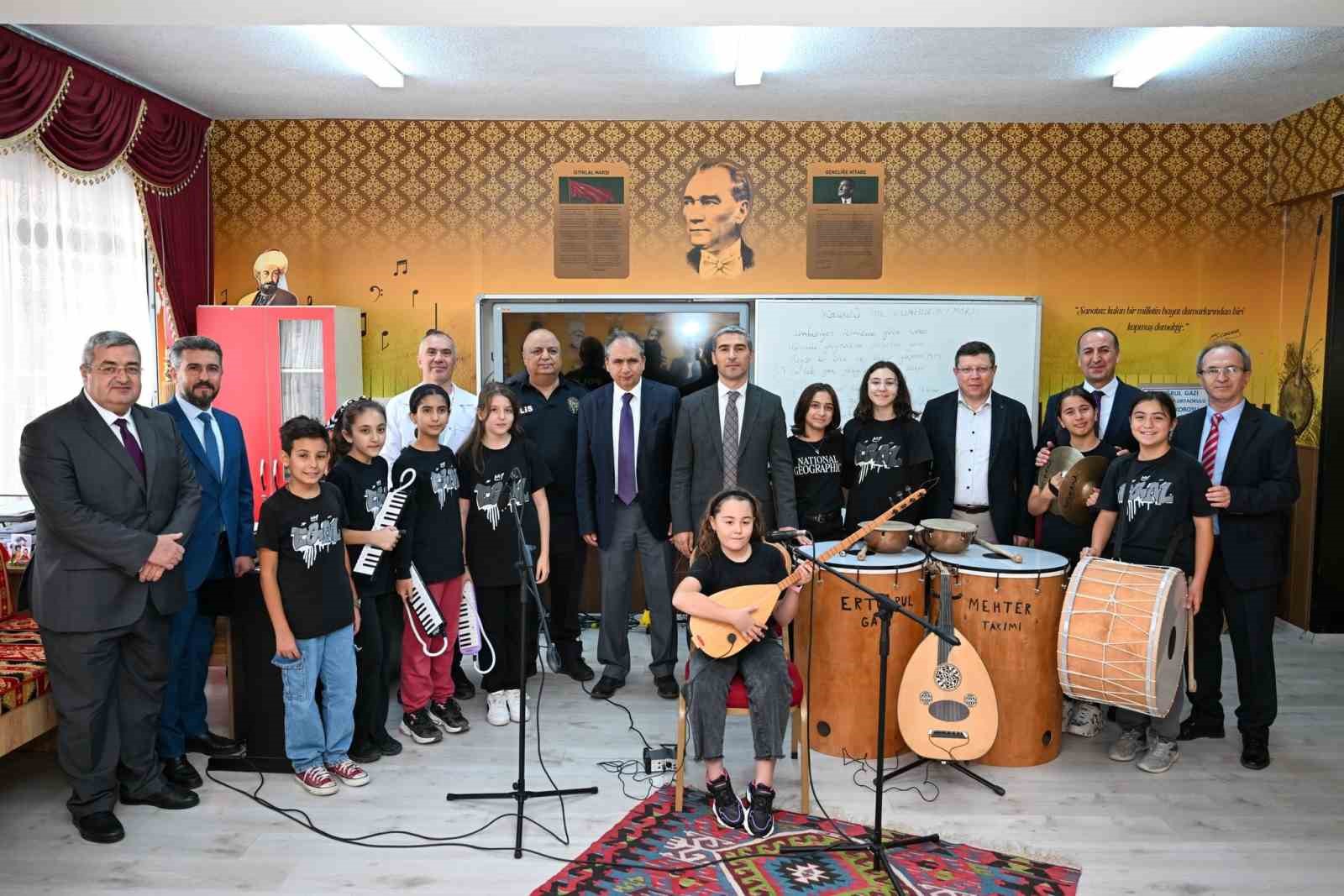 Vali Aktaş, Ertuğrul Gazi Anadolu İmam Hatip Lisesi’ni ziyaret etti
