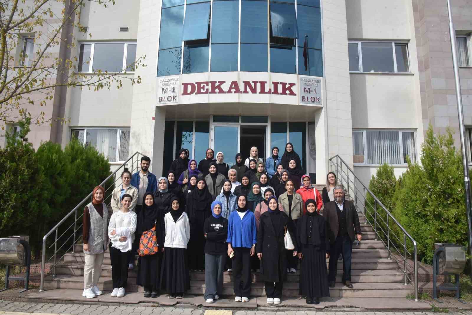 Kız Anadolu İmam Hatip Lisesi’ne Düzce Üniversitesi tanıtıldı
