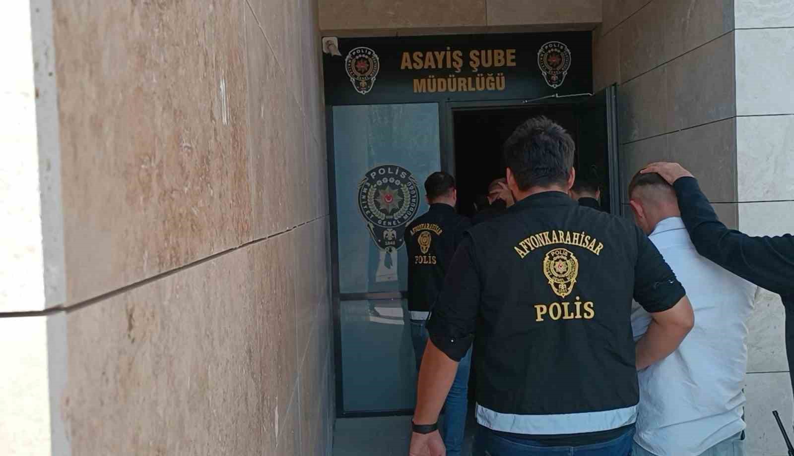 Camdan dışarıya çıkardıkları sürücüyü darp eden 3 şahsı polis yakaladı
