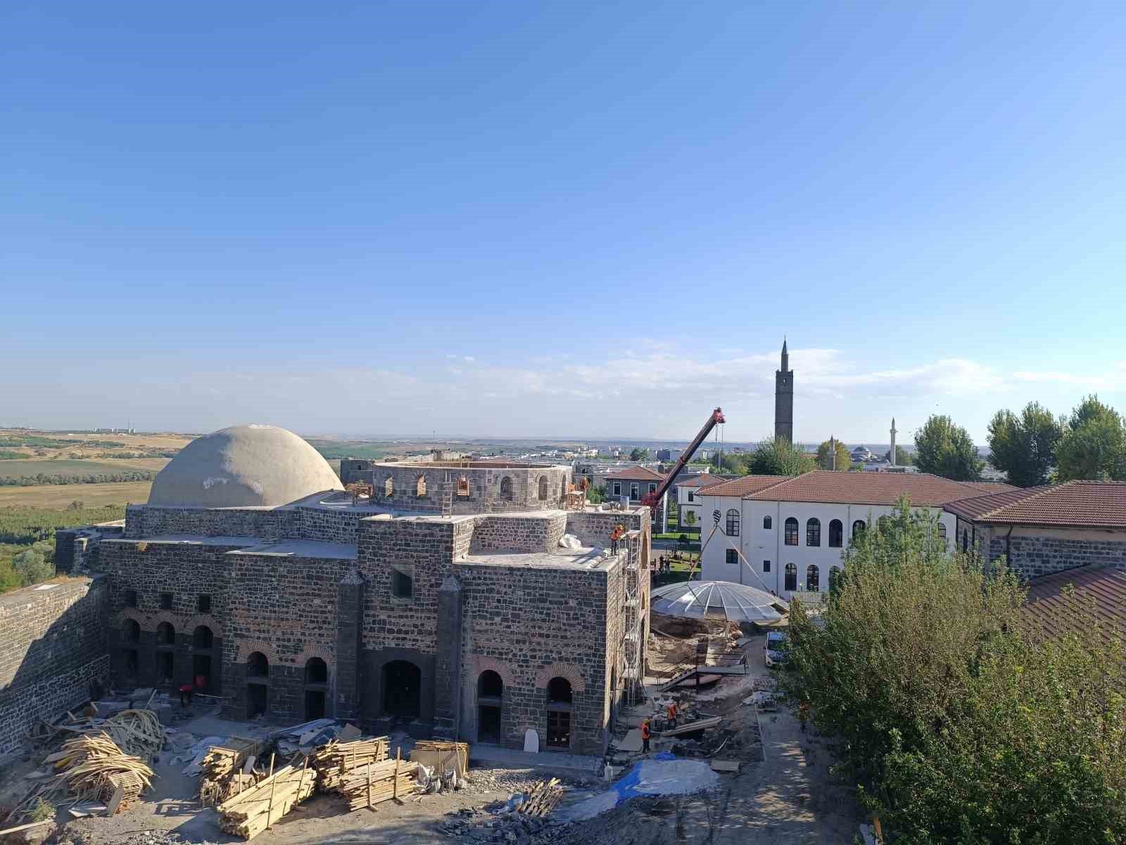 Diyarbakır’da bin 600 yıllık Saint George Kilisesi’nin kubbesi 100 yıl sonra takıldı
