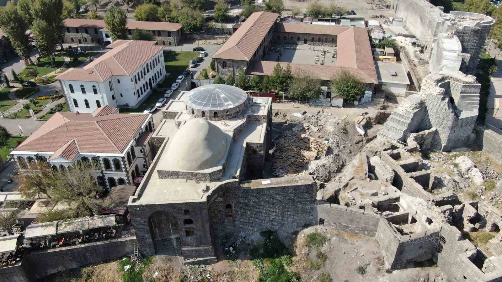 Diyarbakır’da bin 600 yıllık Saint George Kilisesi’nin kubbesi 100 yıl sonra takıldı
