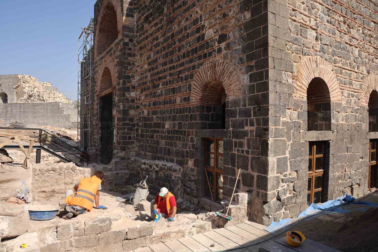 Diyarbakır’da bin 600 yıllık Saint George Kilisesi’nin kubbesi 100 yıl sonra takıldı
