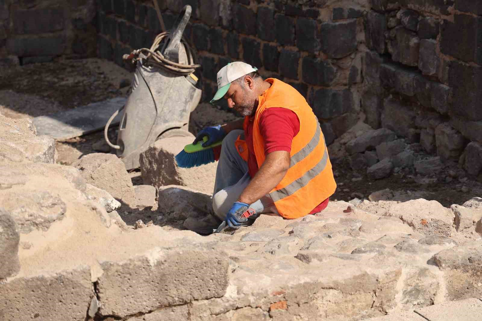 Diyarbakır’da bin 600 yıllık Saint George Kilisesi’nin kubbesi 100 yıl sonra takıldı
