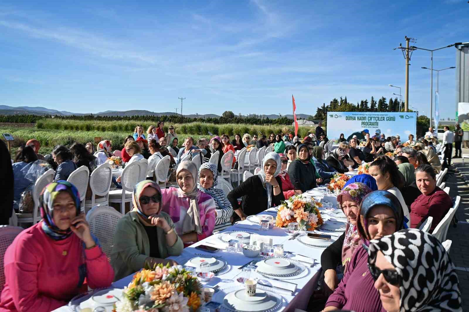 Başkan Akın, kadın çiftçilerin yanında
