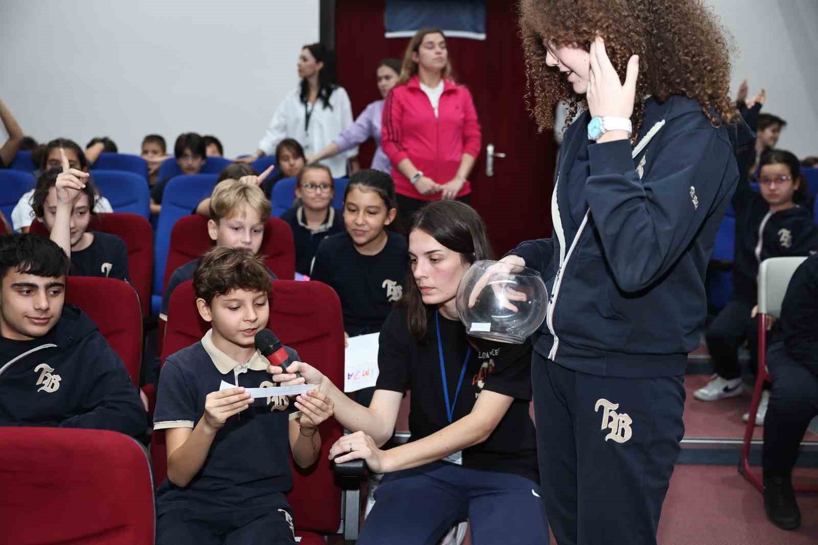 Nilüfer Belediyespor Eker Kadın Voleybol Takımı, öğrencilere altın tavsiyeler
