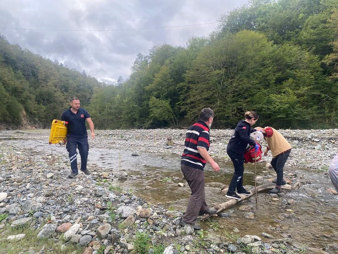 Ağaçtan düşen vatandaş 3 saat süren çaba ile hastaneye ulaştırılabildi
