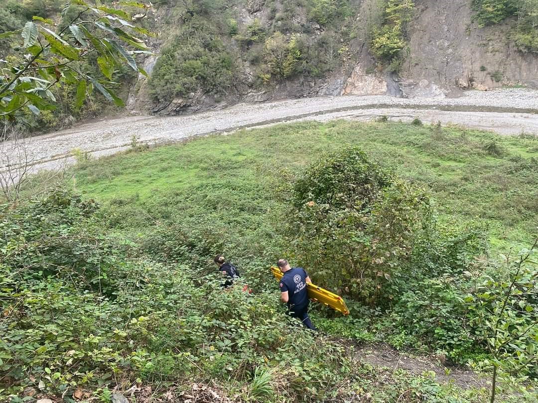 Ağaçtan düşen vatandaş 3 saat süren çaba ile hastaneye ulaştırılabildi
