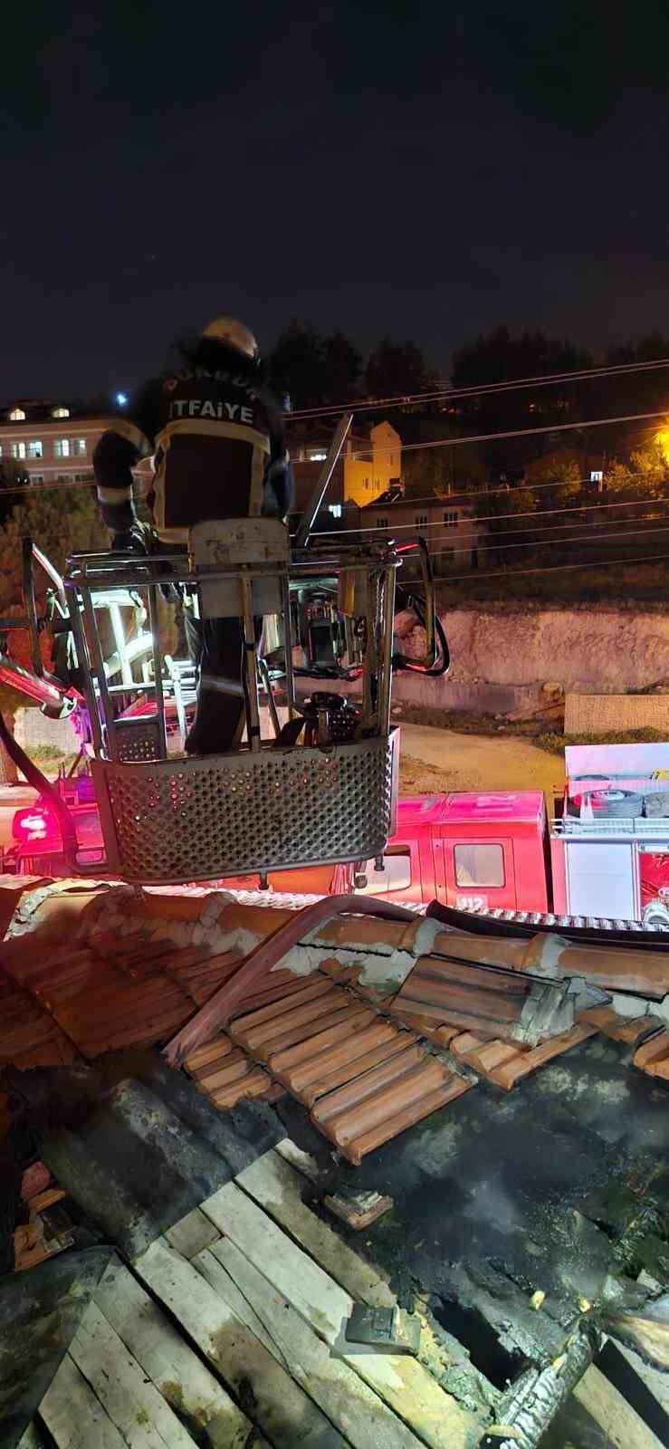 Çatıda başlayan yangın itfaiyenin hızlı müdahalesi ile söndürüldü
