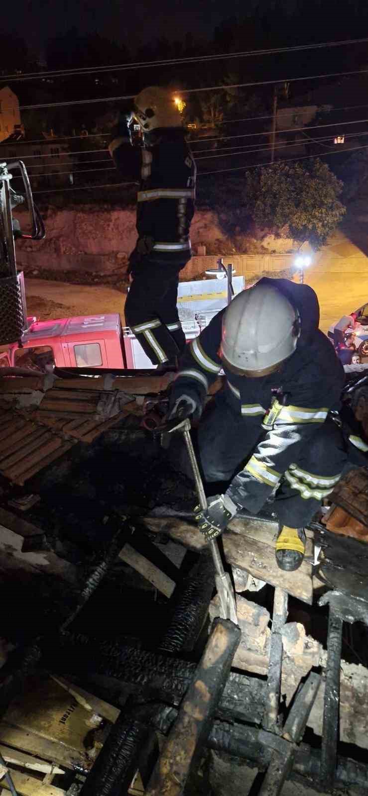 Çatıda başlayan yangın itfaiyenin hızlı müdahalesi ile söndürüldü
