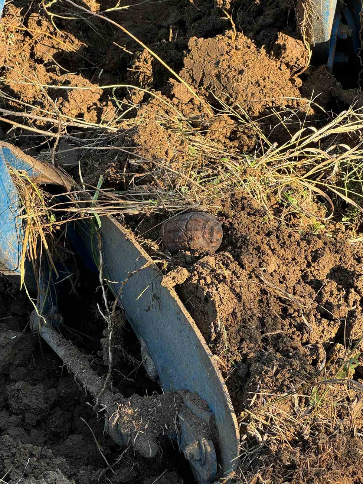 Tarlayı süren çiftçi patlamamış el bombası buldu
