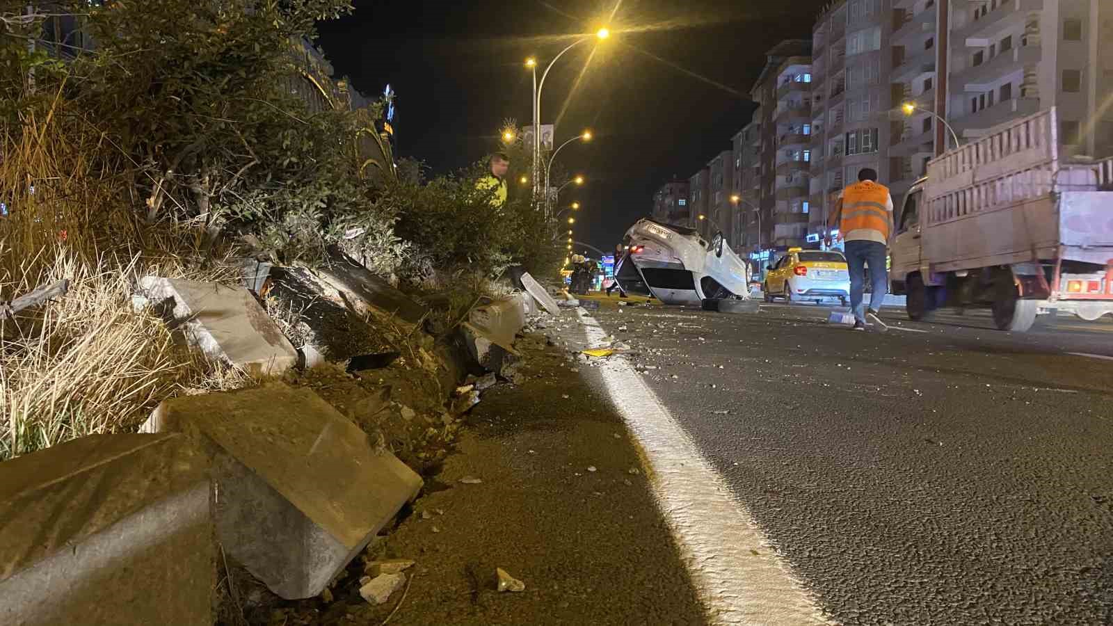 Makas atan sürücü çarptığı aydınlatma direğini devirdi, 2 otomobile zarar verdi
