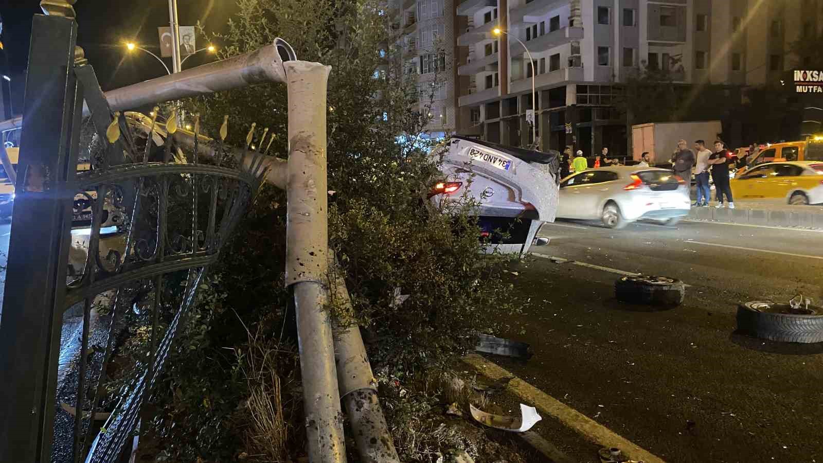 Makas atan sürücü çarptığı aydınlatma direğini devirdi, 2 otomobile zarar verdi
