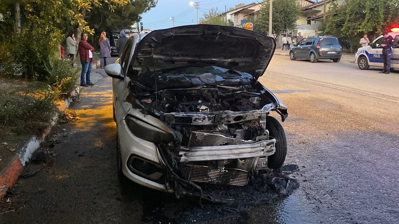 Park halindeki otomobil alev aldı
