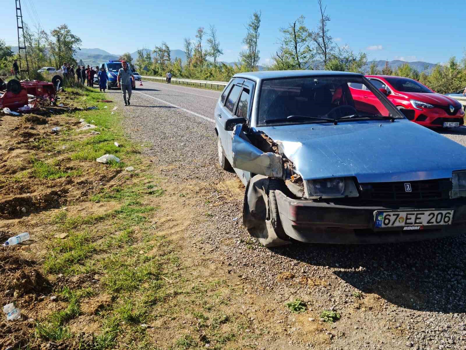 Zonguldak’ta otomobil elektrikli motosiklete çarptı; 1’i çocuk 4 yaralı
