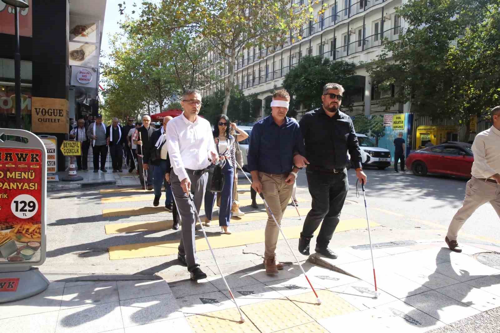 Manisa’da beyaz bastonla farkındalık yürüyüşü
