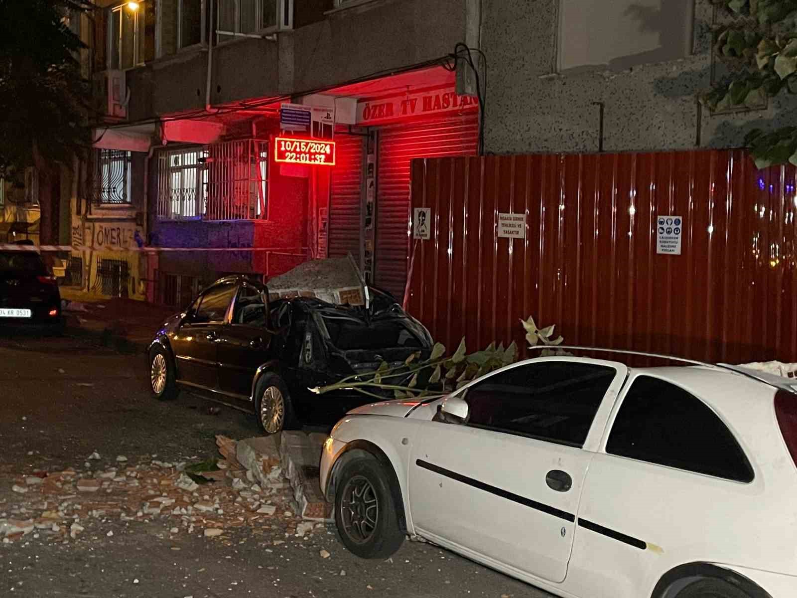 Esenler’de metruk binanın çatısı araçların üzerine çöktü
