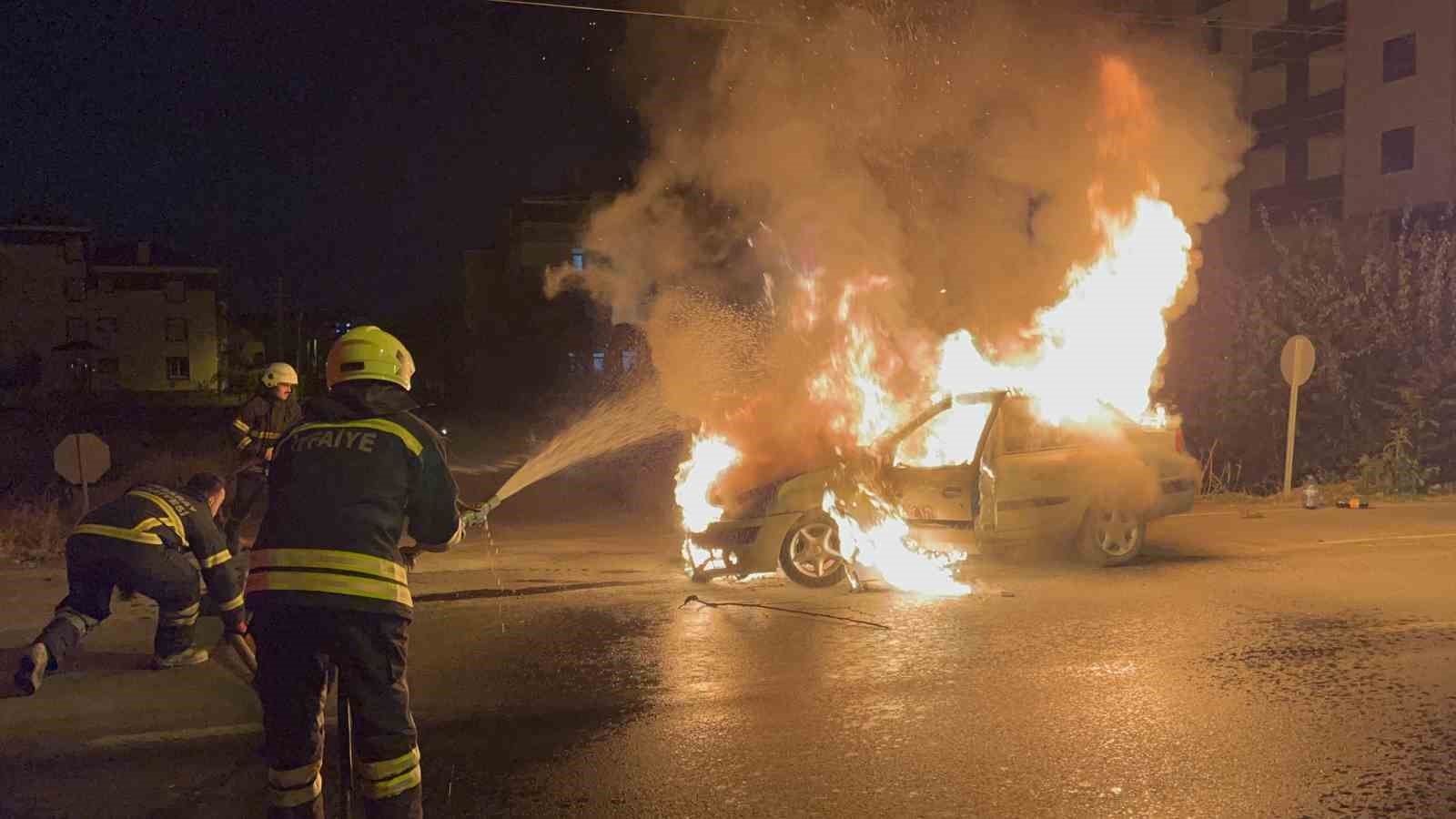 Seyir halindeki otomobil alev topuna döndü, sürücü son anda kurtuldu
