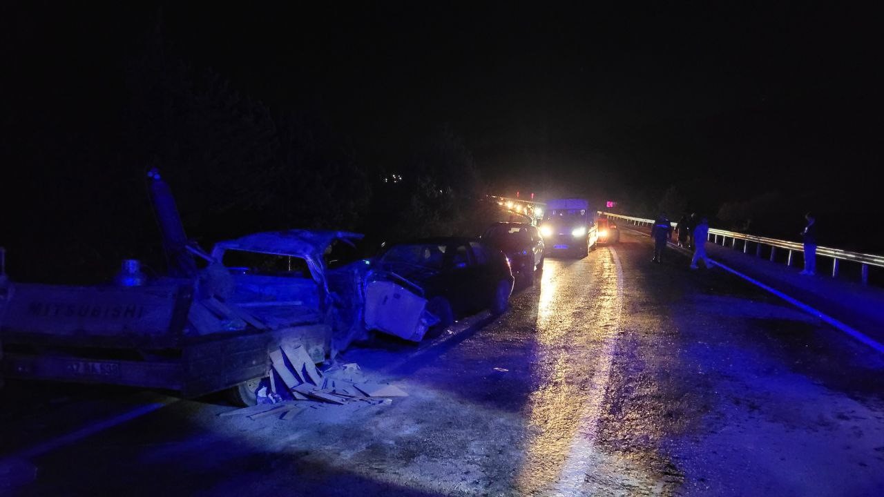 Karabük’te otomobil kamyonetle çarpıştı: 5 yaralı
