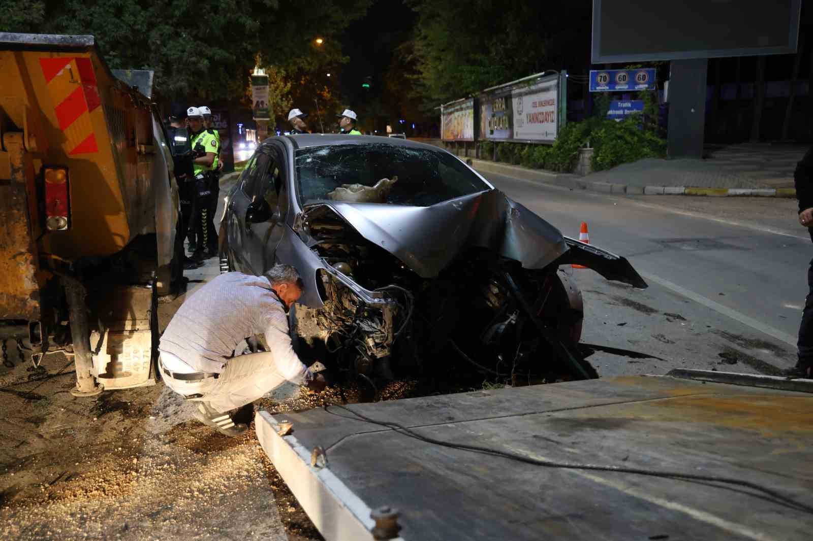 Elazığ’da otomobil sinyalizasyon direğine çarptı: 3 yaralı
