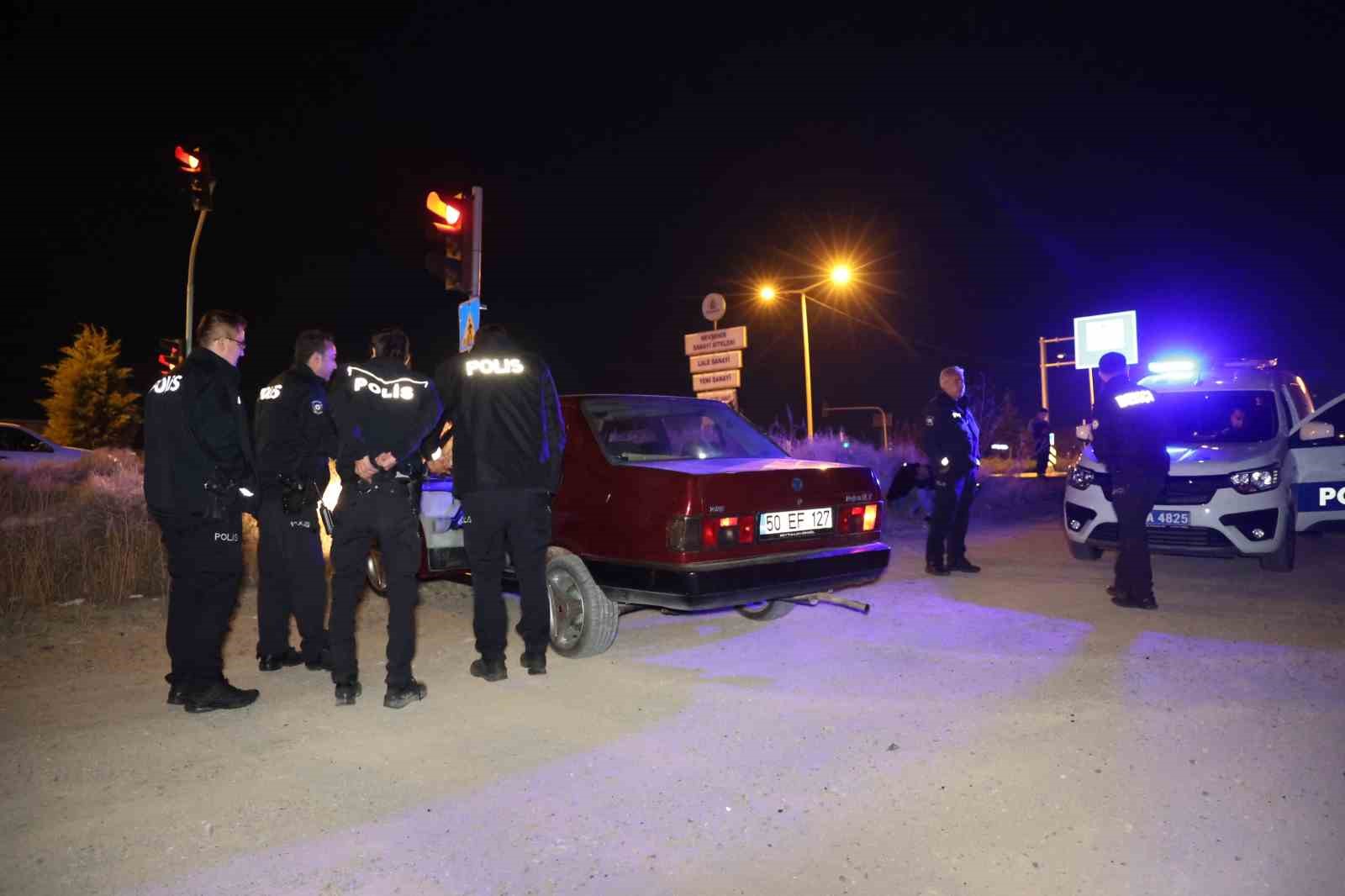 Alkollü sürücü hem aracı hem de arkadaşını bırakıp kaçtı
