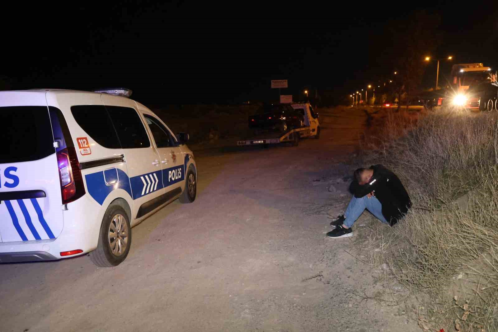 Alkollü sürücü hem aracı hem de arkadaşını bırakıp kaçtı
