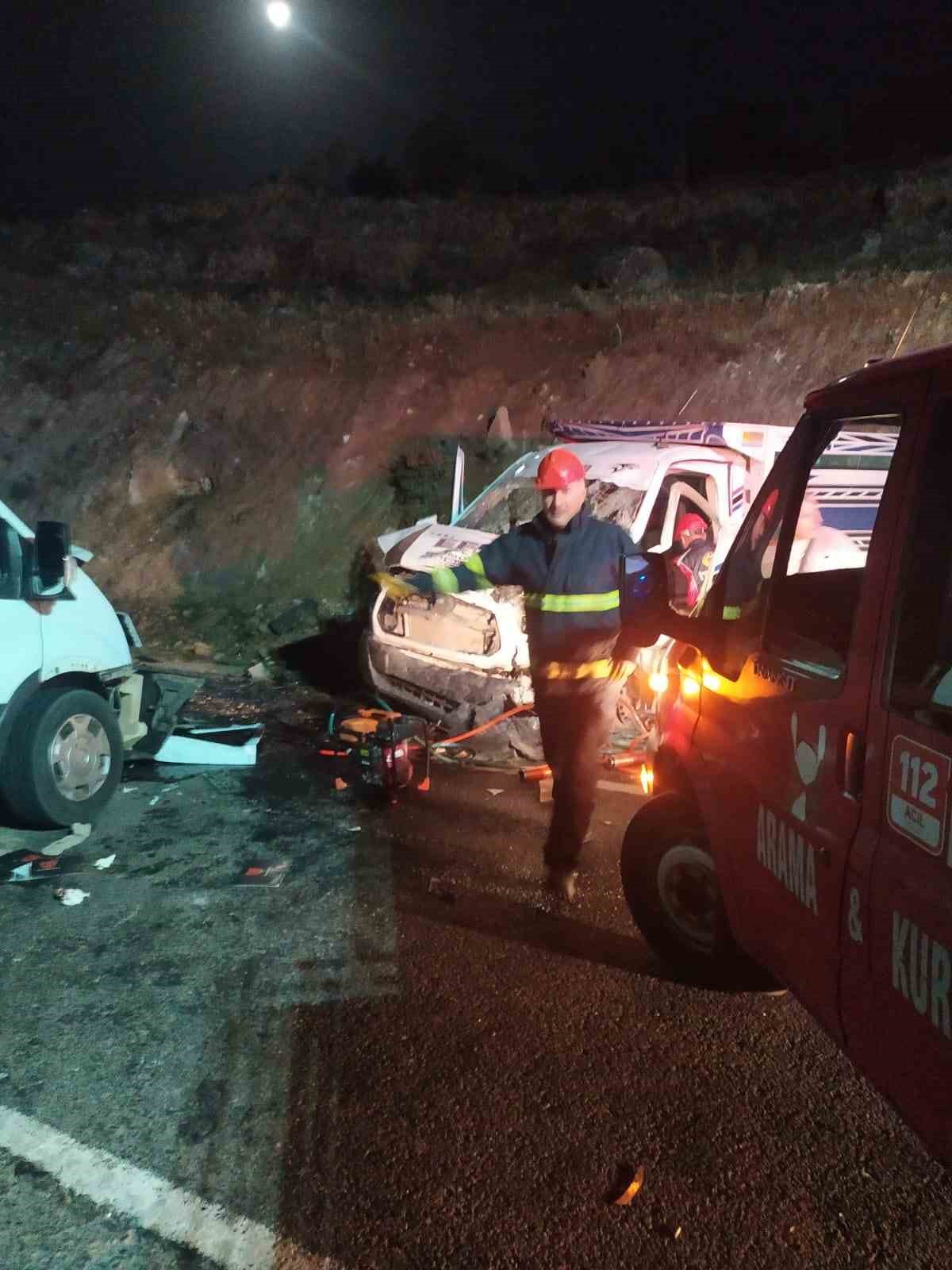 Mardin’de iki kamyonet kafa kafaya çarpıştı: 1 ölü, 3 yaralı
