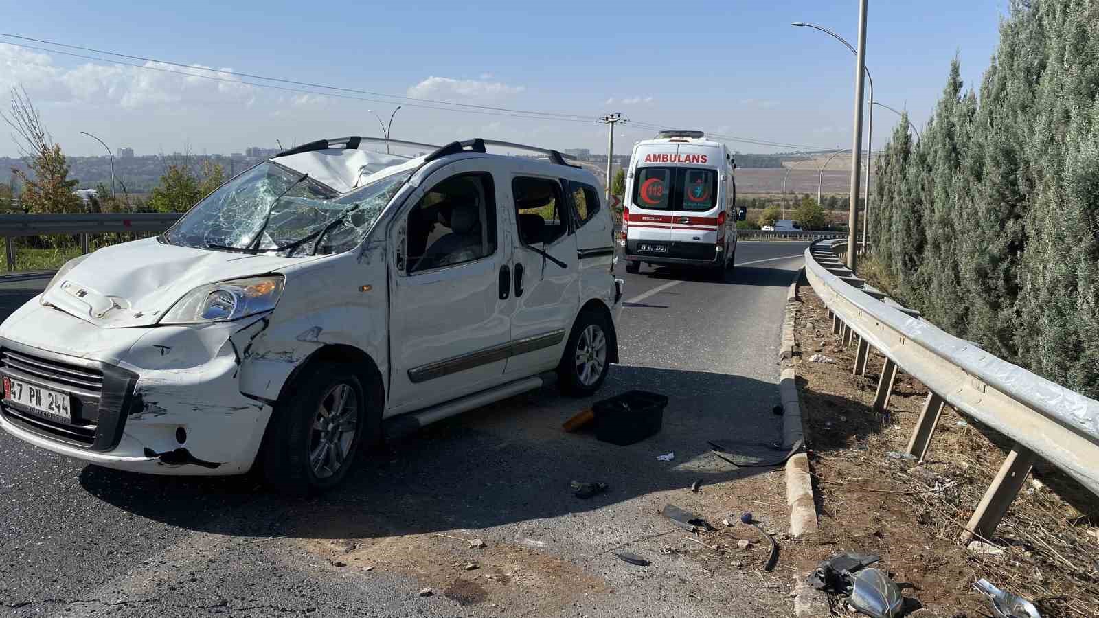 Virajı alamayan hafif ticari araç bariyere çarparak takla attı: 3 yaralı
