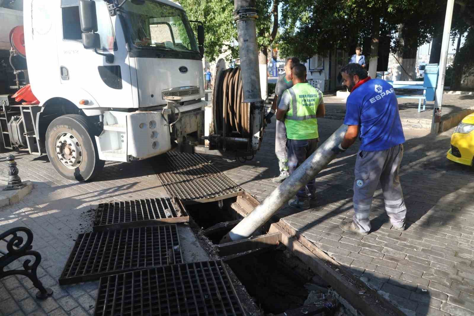 Belediyeden kanal açma ve temizlik çalışmaları
