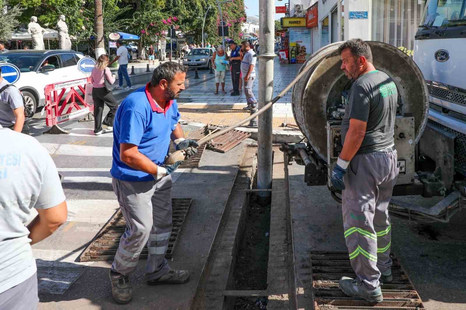 Belediyeden kanal açma ve temizlik çalışmaları
