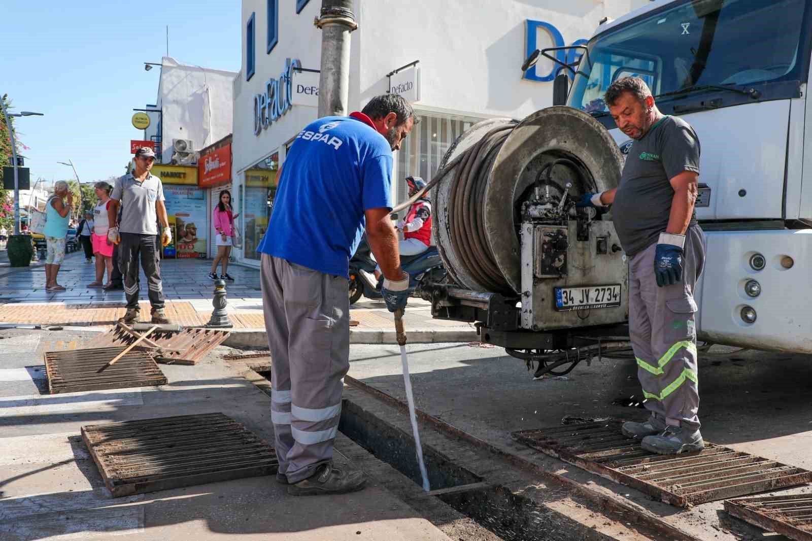 Belediyeden kanal açma ve temizlik çalışmaları
