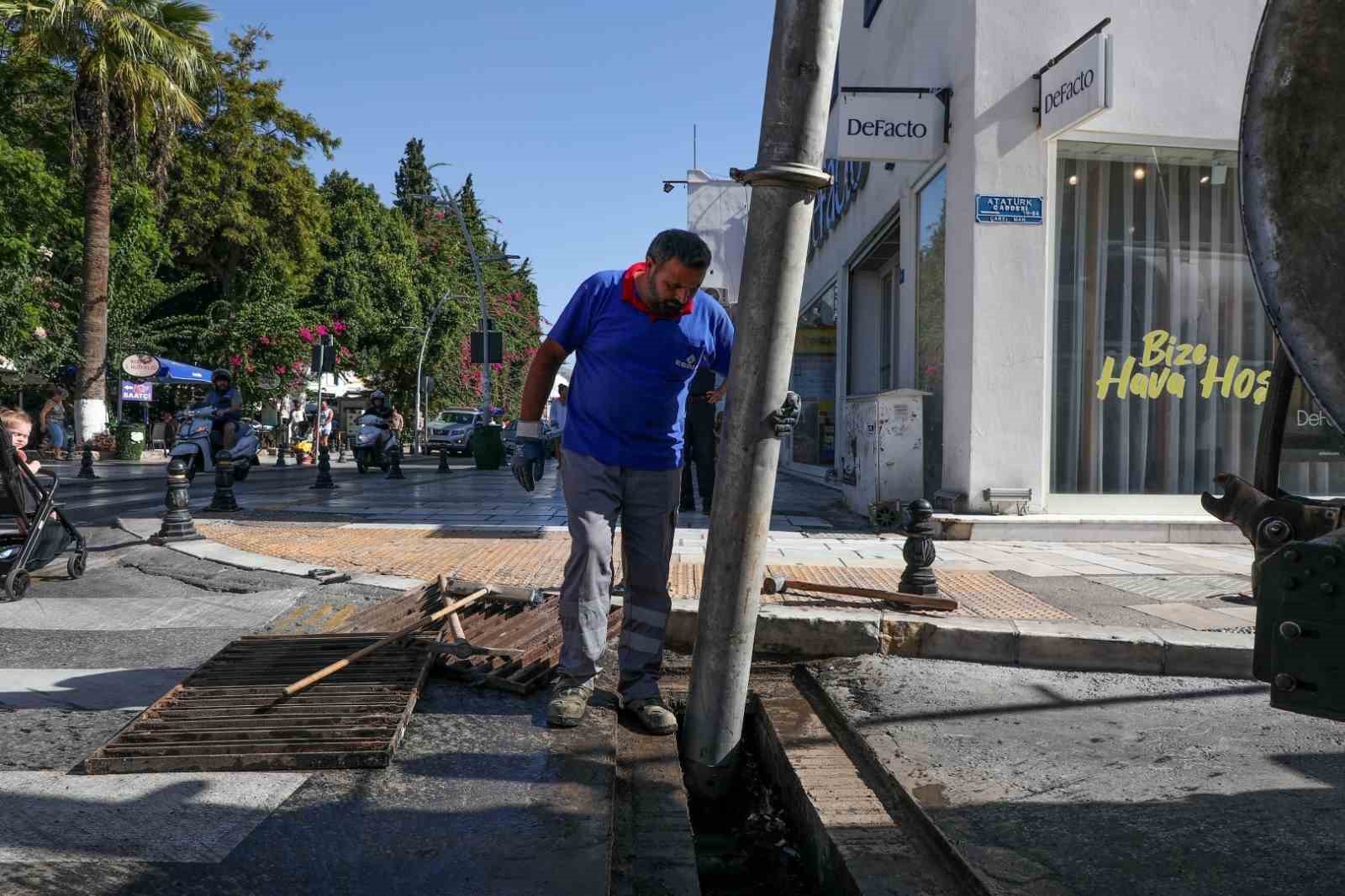 Belediyeden kanal açma ve temizlik çalışmaları
