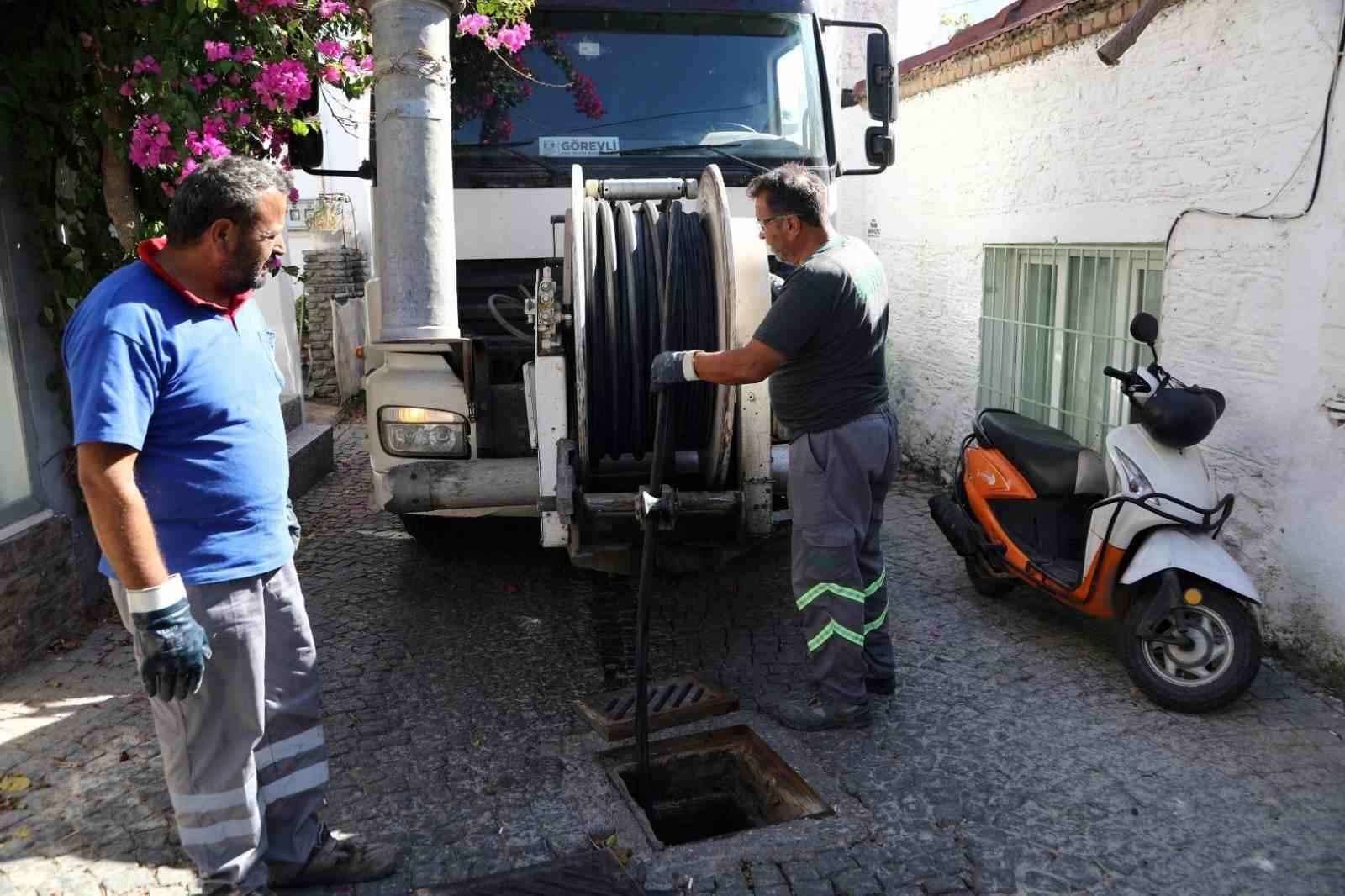 Belediyeden kanal açma ve temizlik çalışmaları
