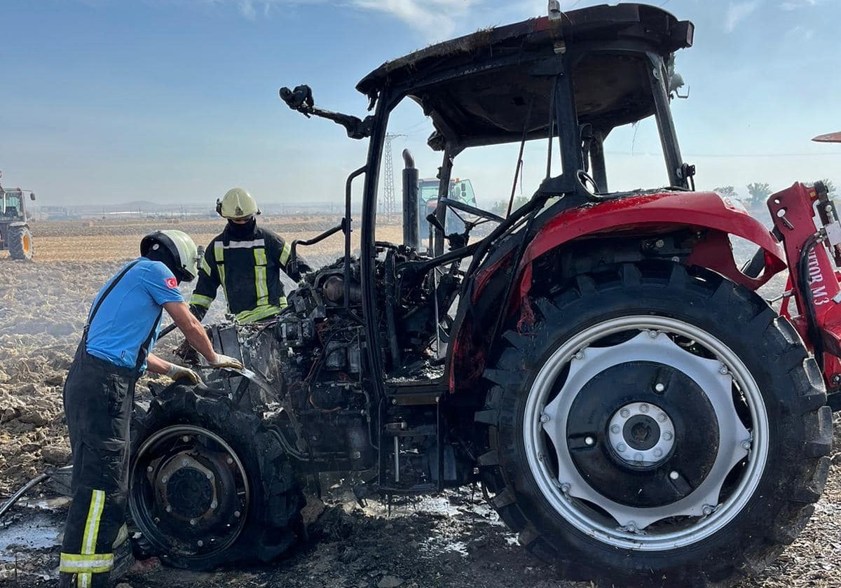 Tarla sürerken traktör alev aldı
