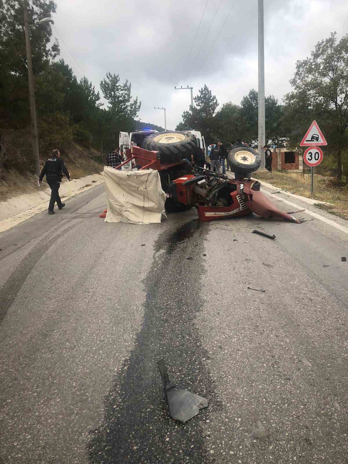 Servisten indirilen öğrencilerin bindiği traktör kaza yaptı: 6 yaralı
