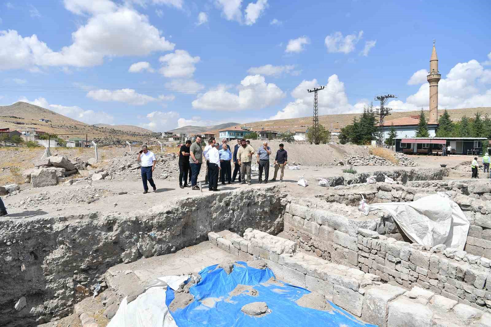 Başkan Büyükkılıç’tan dünyanın ilgisini çekecek mozaik kazı çalışmalarına yakın takip
