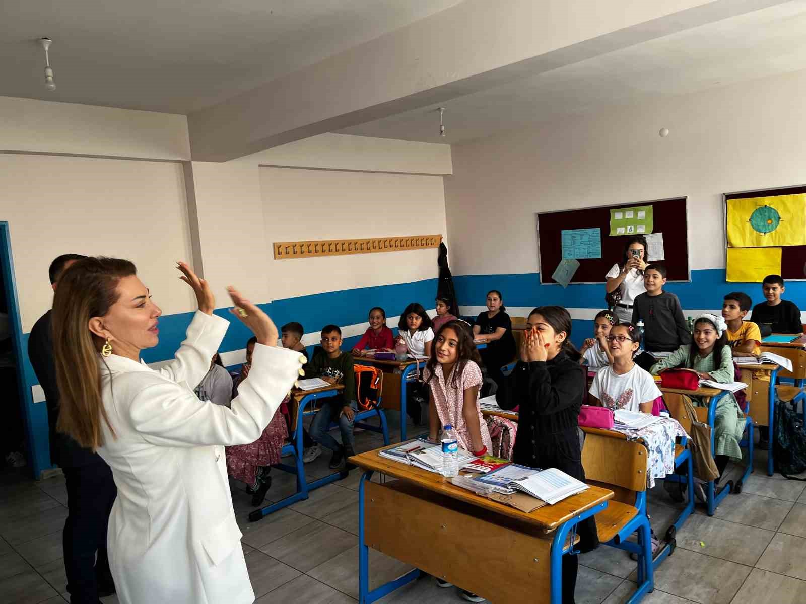 Öğrenciler istedi Ebru Yaşar söz verdi
