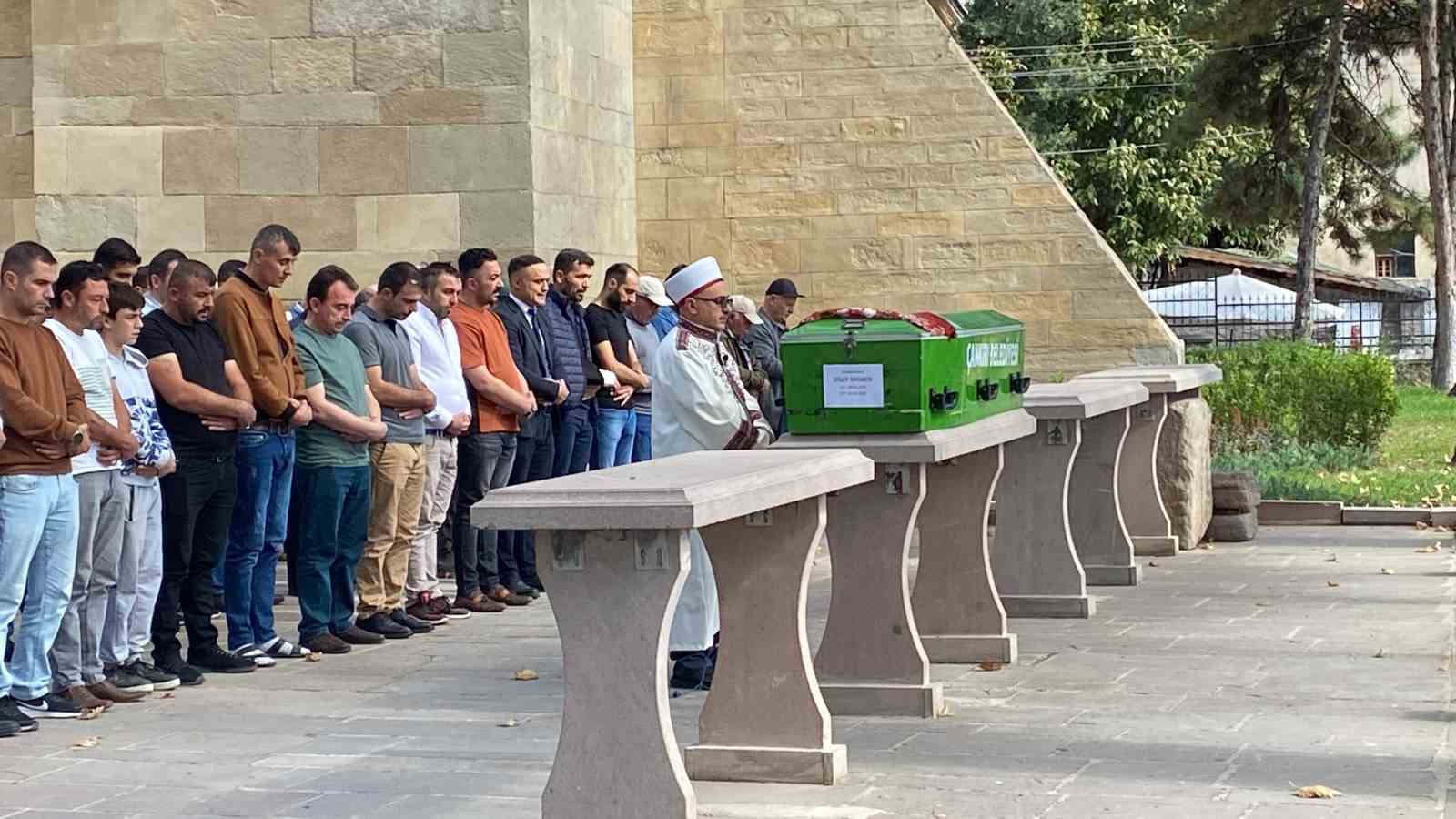 Dini nikahlı eşi tarafından öldürülen kadın son yolculuğuna uğurlandı
