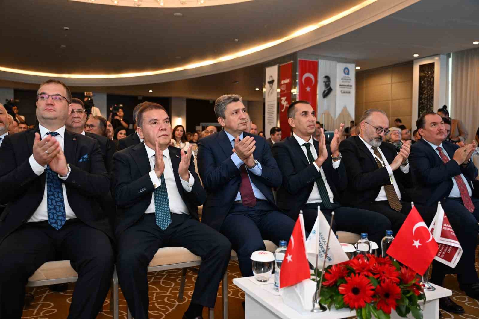 Başkan Böcek: “Hedefimiz iklim dostu Antalya”
