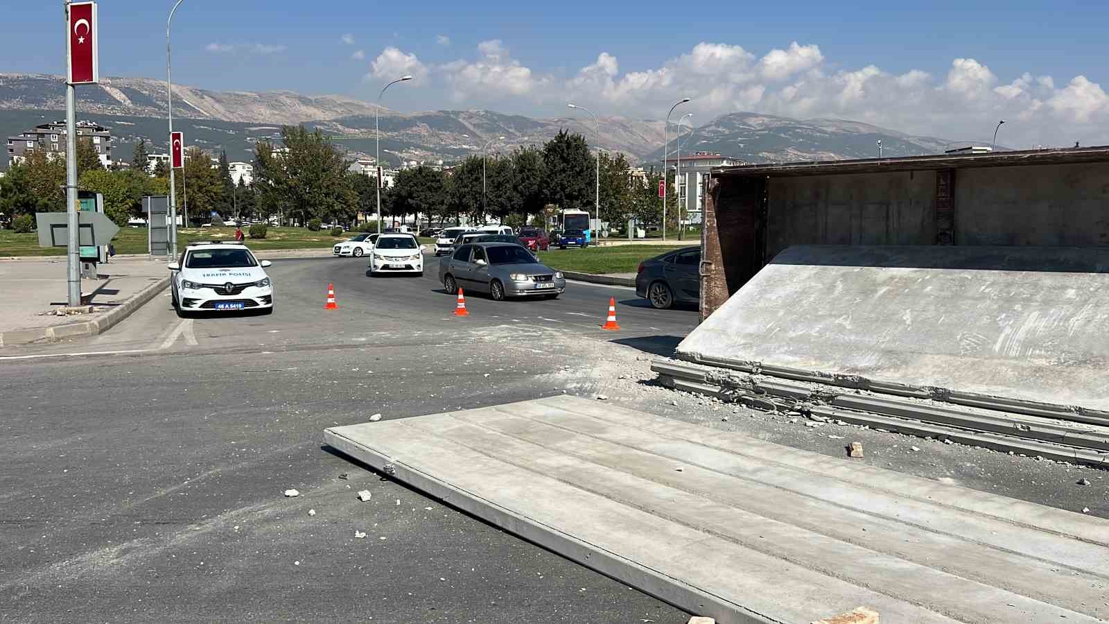 Kahramanmaraş’ta beton duvar blokları taşıyan tır yan yattı
