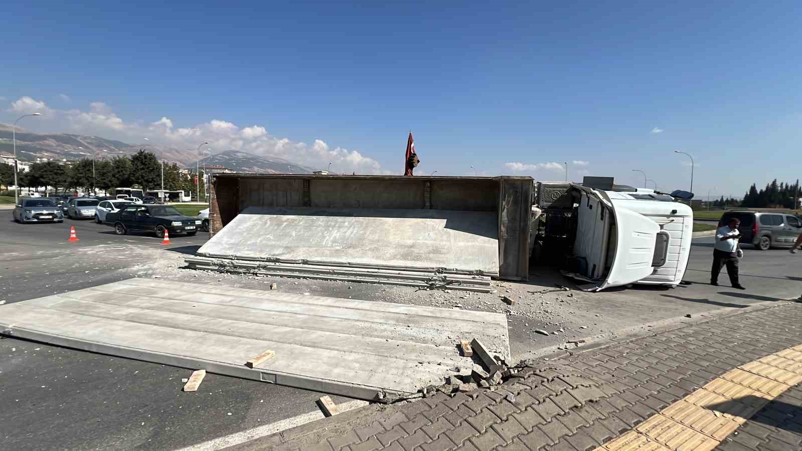 Kahramanmaraş’ta beton duvar blokları taşıyan tır yan yattı
