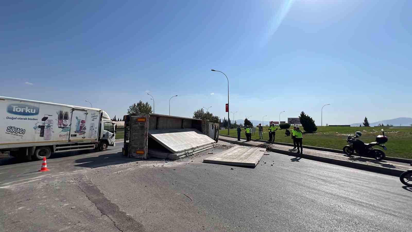 Kahramanmaraş’ta beton duvar blokları taşıyan tır yan yattı
