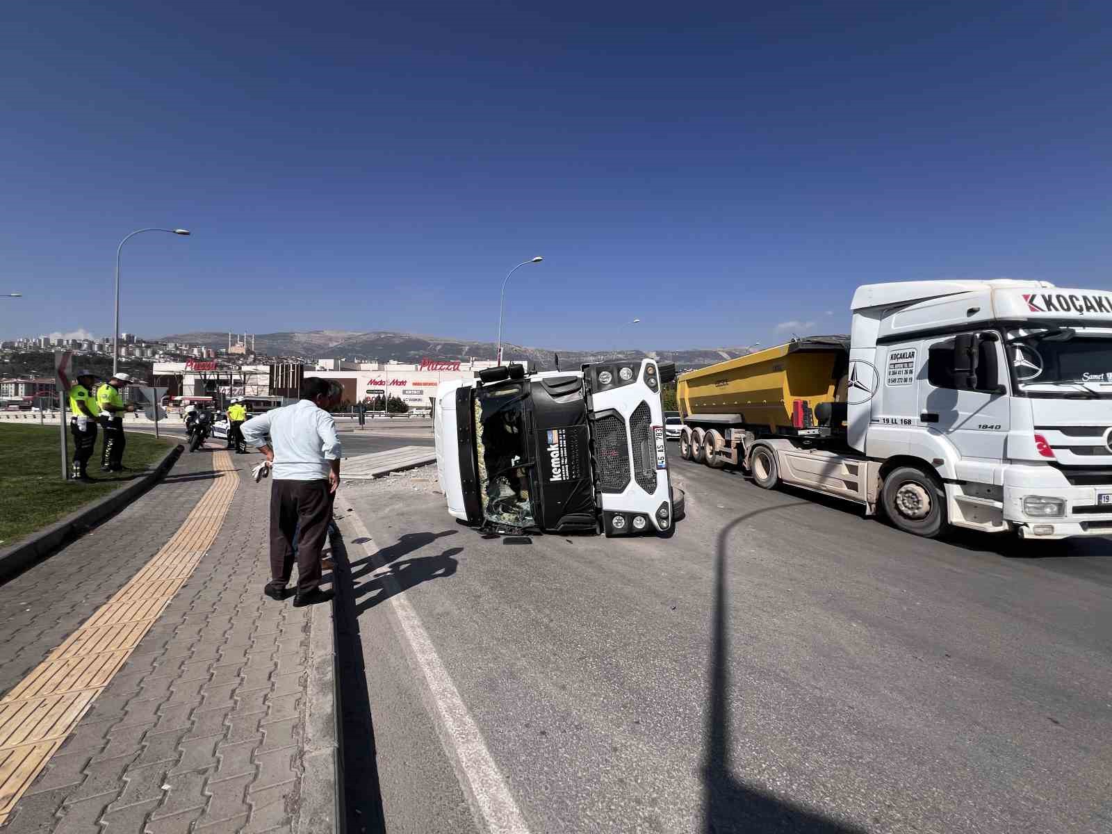 Kahramanmaraş’ta beton duvar blokları taşıyan tır yan yattı
