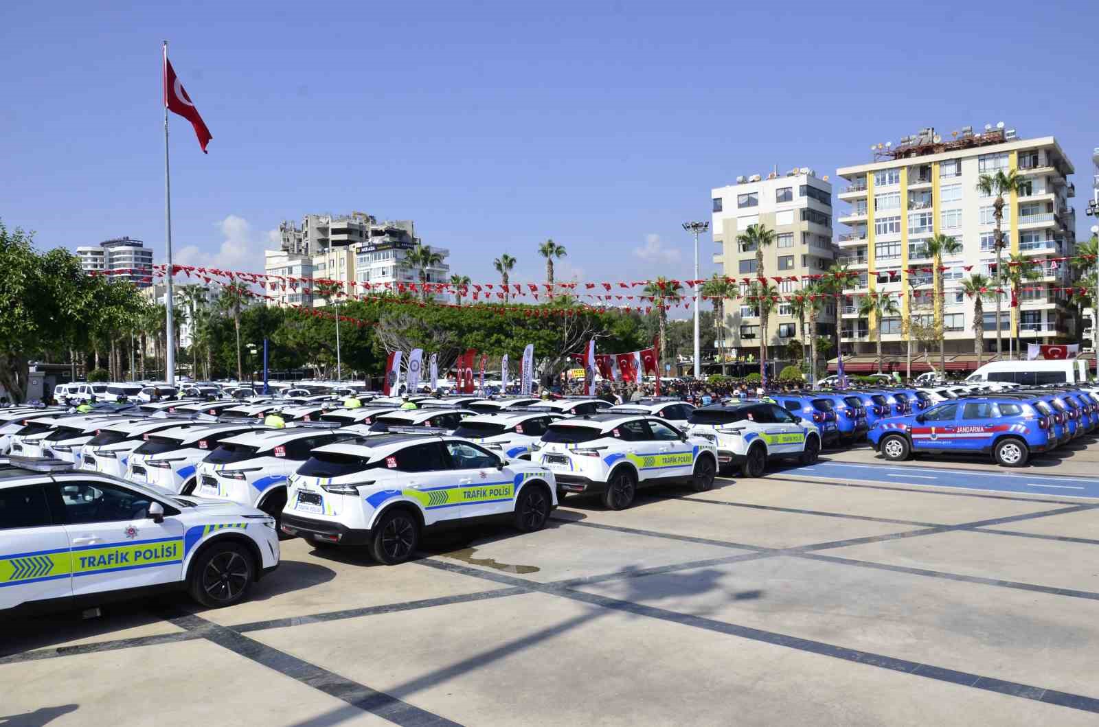 Mersin’de emniyet ve jandarma teşkilatına 238 yeni araç
