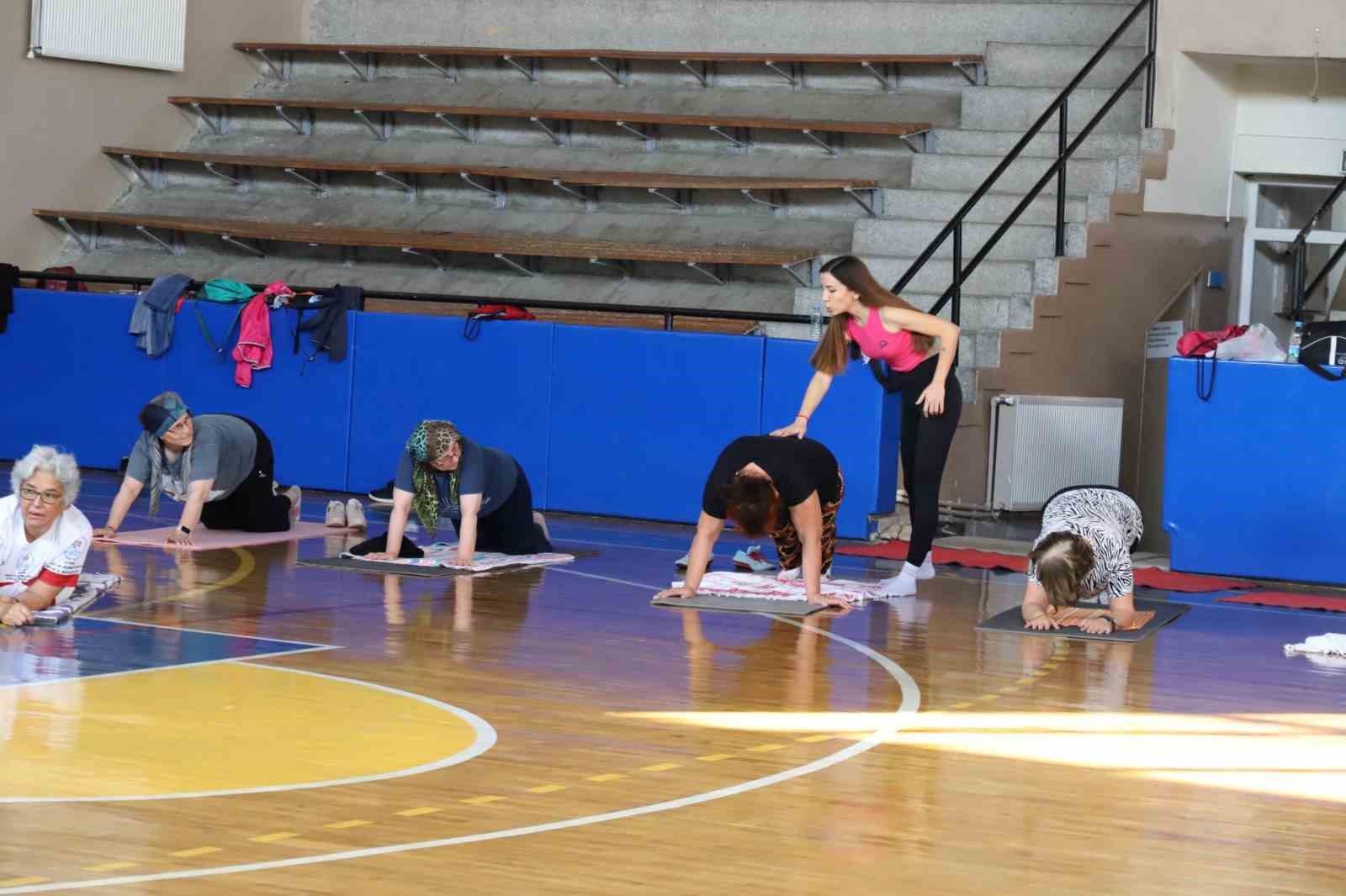 Nazilli’de kadınlar güne yogayla başlıyor
