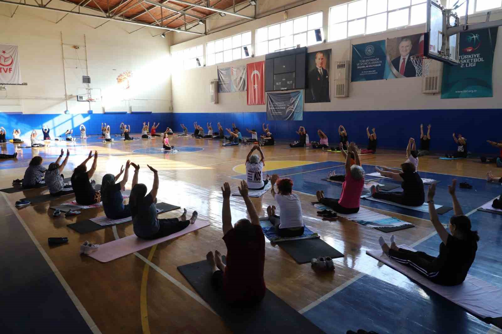 Nazilli’de kadınlar güne yogayla başlıyor
