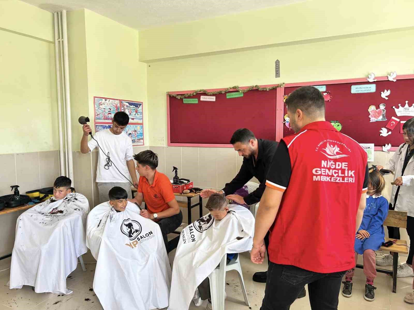 Gönüllü Makas Projesi ile çocukların saç bakımı yapıldı
