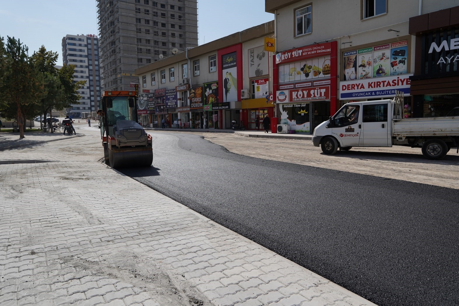 Melikgazi Belediyesi Tınaztepe Mahallesi’nde asfalt ve çevre düzenlemesi çalışmalarını sürdürüyor
