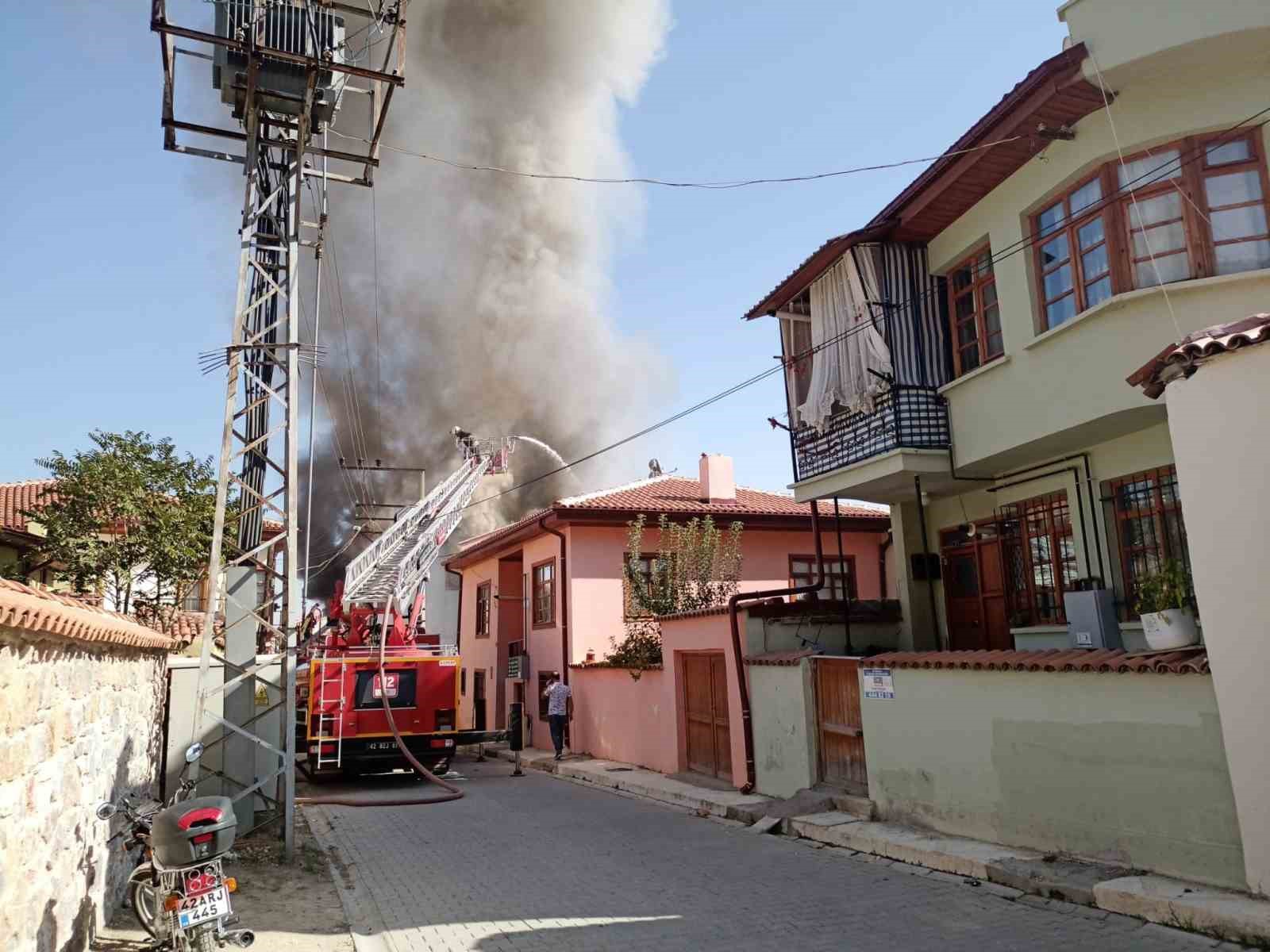 Konya’da tarihi evlerin bulunduğu sokaktaki yangın korkuttu
