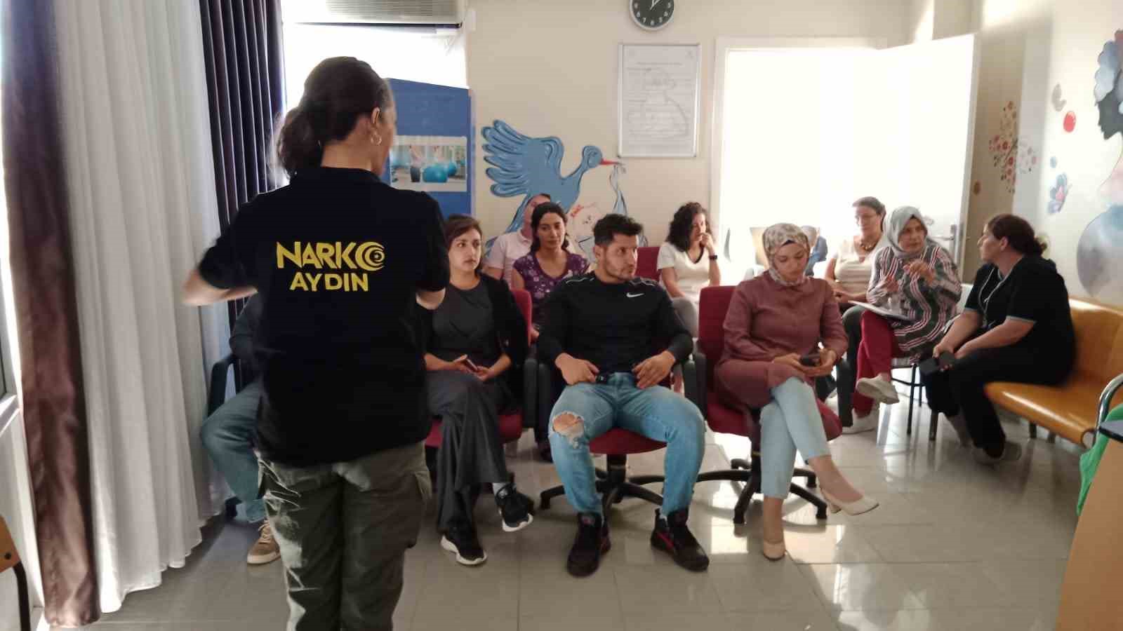 Kuşadası’nda sağlık çalışanlarına “Narkorehber” eğitimi verildi
