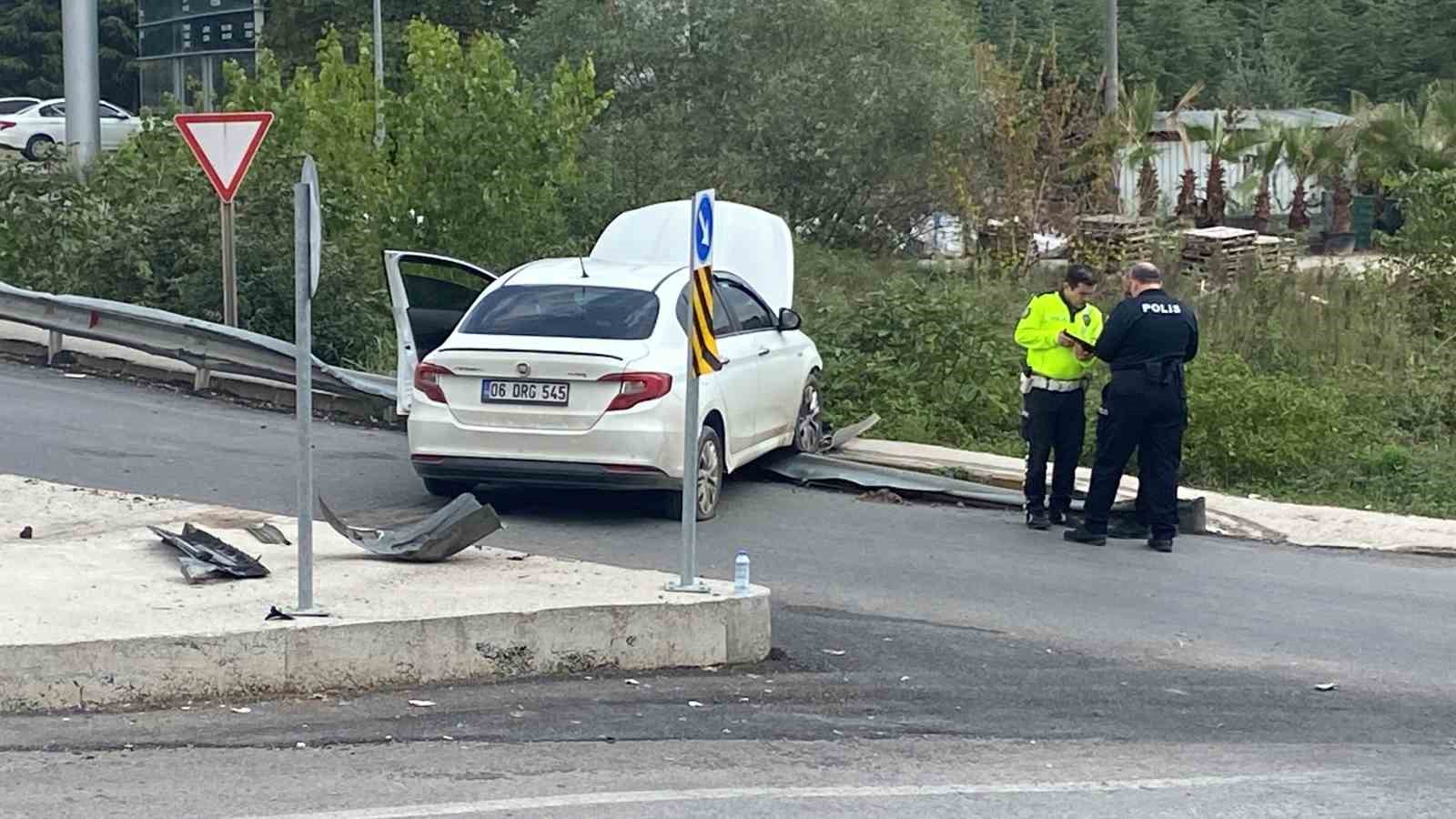 Kocaeli’de otomobil kaldırıma çıktı: 1’i bebek 3 yaralı
